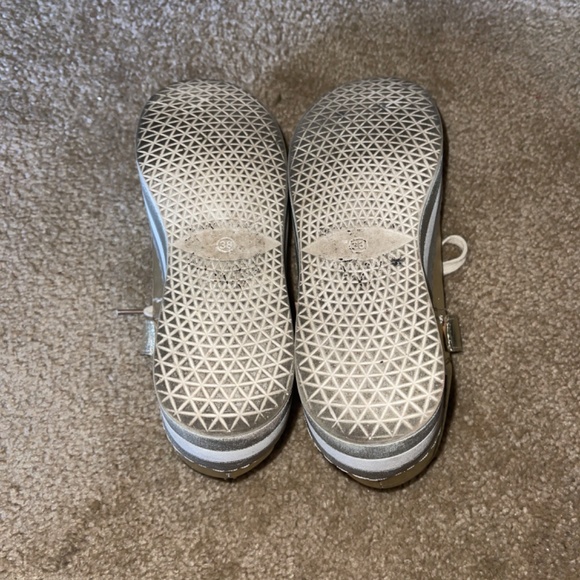 Ladies metallic wedge platform sneakers with pearl accent - Picture 9 of 10